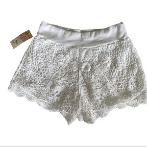 White crochet shorts by Moda